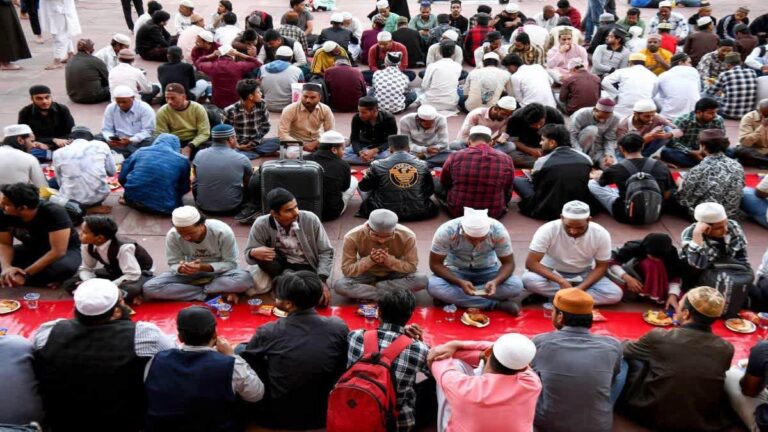36 വർഷത്തെ കാരുണ്യസേവനം; നൂറുകണക്കിന് പേർക്കു ഇഫ്താറും അത്താഴവും നൽകി കണ്ണൂരിലെ തെക്ക്യാവ് കമ്മിറ്റി
