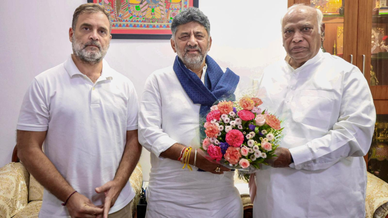 കർണാടകയിൽ മന്ത്രിസഭ അഴിച്ചുപണി : ഡി കെ ശിവകുമാർ ഇന്ന് മുഖ്യമന്ത്രിയായി സ്ഥാനമേൽക്കും: സത്യപ്രതിജ്ഞ വൈകീട്ട്: സിദ്ധരാമയ്യ കോൺഗ്രസ് വർക്കിംഗ് കമ്മിറ്റിയിലേക്ക്