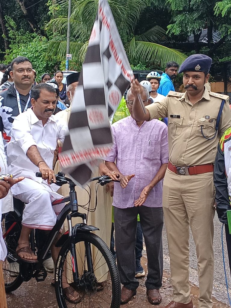 അസ്മിത ഖേലോ ഇന്ത്യ വനിതാ സൈക്ലിംഗ് സിറ്റി ലീഗ് പത്തനംതിട്ട ജില്ലാ പോലീസ് മേധാവി ഫ്ലാഗ് ഓഫ് ചെയ്തു