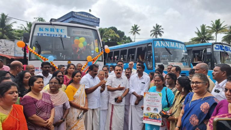 പ്രിയദർശിനി ബസ്സിന് മല്ലപ്പള്ളി പ്രൈവറ്റ് ബസ് സ്റ്റാൻഡിൽ യുഡിഎഫ് മണ്ഡലം കമ്മിറ്റിയുടെ നേതൃത്വത്തിൽ സ്വീകരണം നൽകി