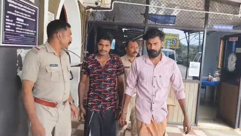 റാന്നിപുതുശ്ശേരി മലയിൽ നിന്നും റാന്നി പോലീസിൻ്റെ നേതൃത്വത്തിൽ നടത്തിയ പരിശോധനയിൽ കഞ്ചാവും, നാടൻ ചാരായവുമായി 2 പേർ പിടിയിലായി