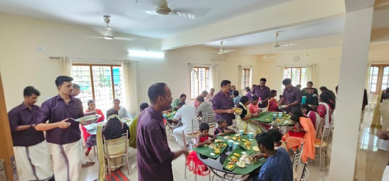 ആദിവാസി ഉന്നതിയിലെ കുരുന്നുകളോടൊപ്പം ചേർന്ന് ഓണാഘോഷ പരിപാടി ഉദ്ഘാടനം ചെയ്ത് കോന്നി ഡി വൈ എസ് പി